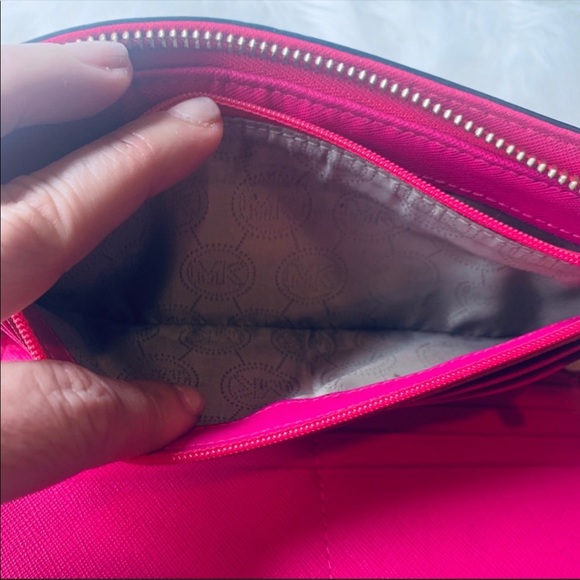 Michael Kors Pink Leather Hamilton Zip wallet - Picture 5 of 8